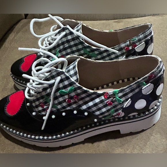 New- Betsey Johnson Women’s Black and White Loafers with Red Accents Size 7M - Picture 3 of 14